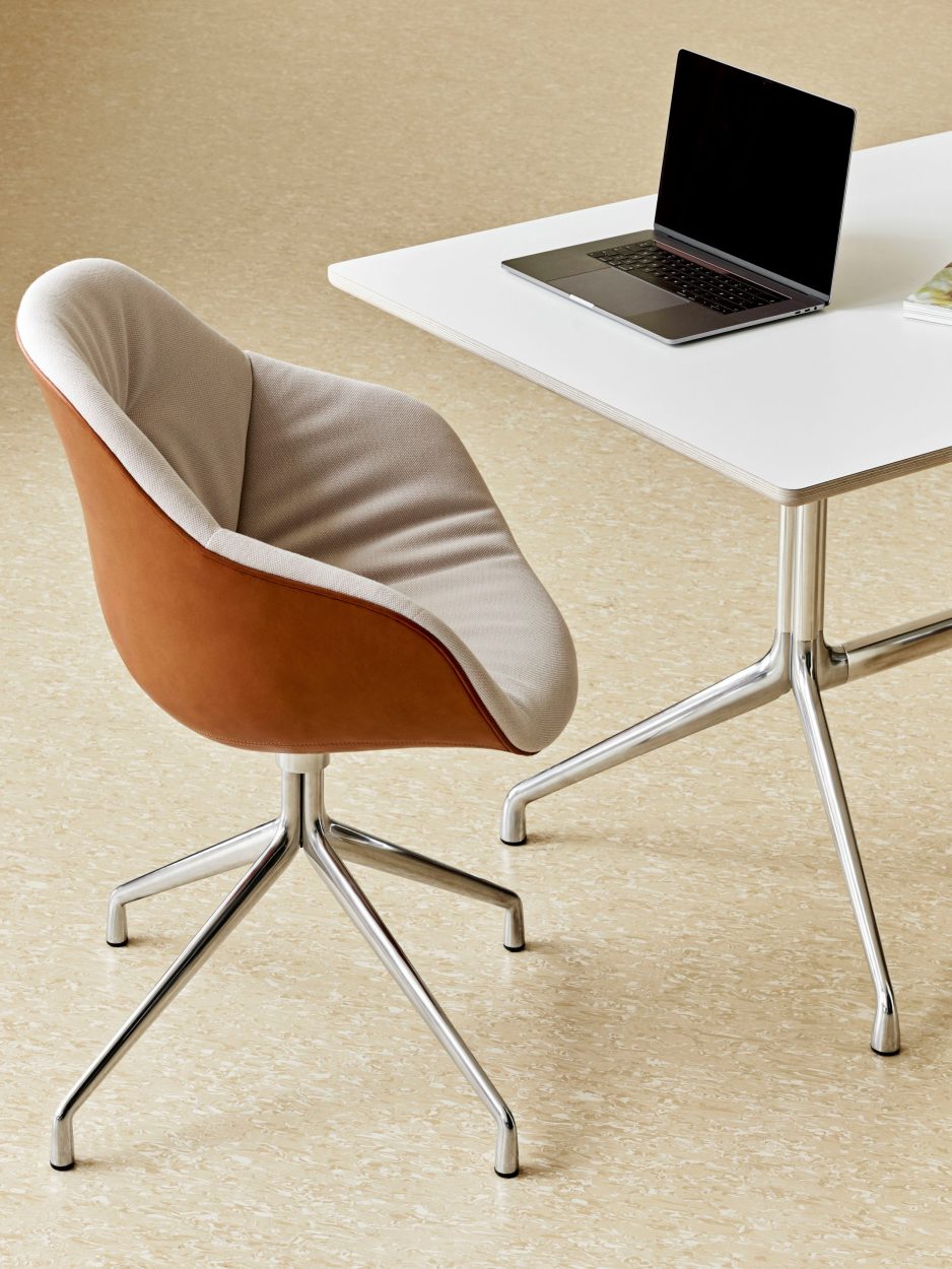 Kodukontorisse sobivad väga hästi paljude jalavariantidega About A Chair AAC100 sarja toolid. Fotol AAC 121 Soft Duo tool
